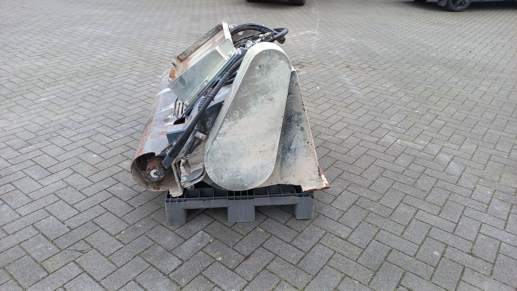 Knikmops 130 betonmixbak beton uitrijbak