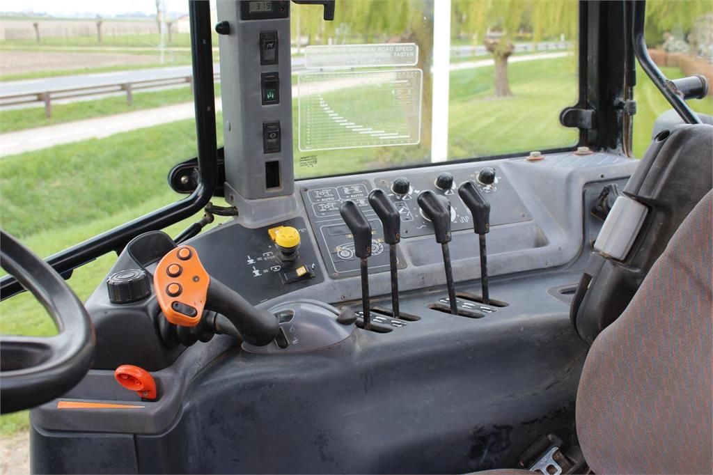 New Holland TM190