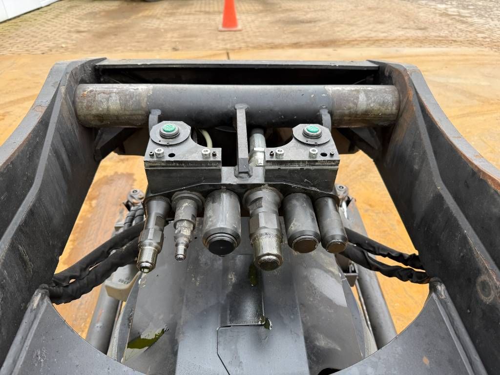 Engcon OilQuick / Tilt + Rotate + Grapple