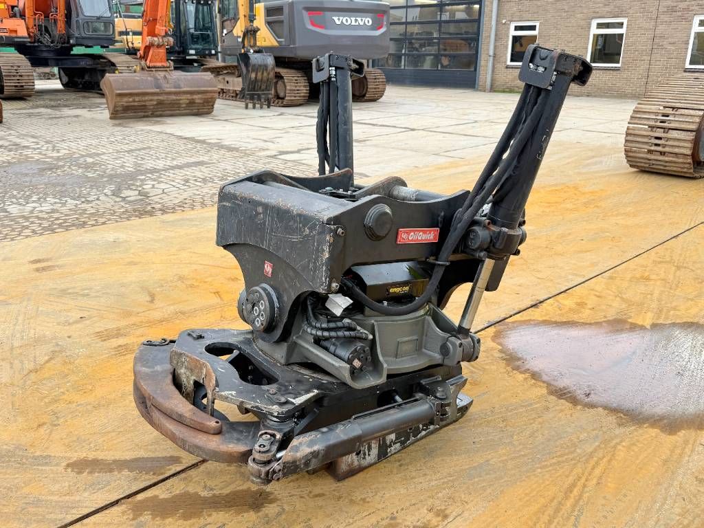 Engcon OilQuick / Tilt + Rotate + Grapple