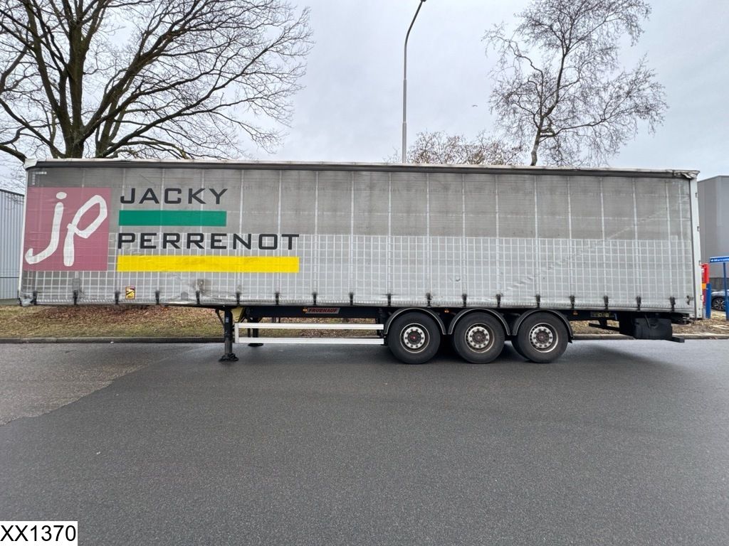 Fruehauf Tautliner Lift axle