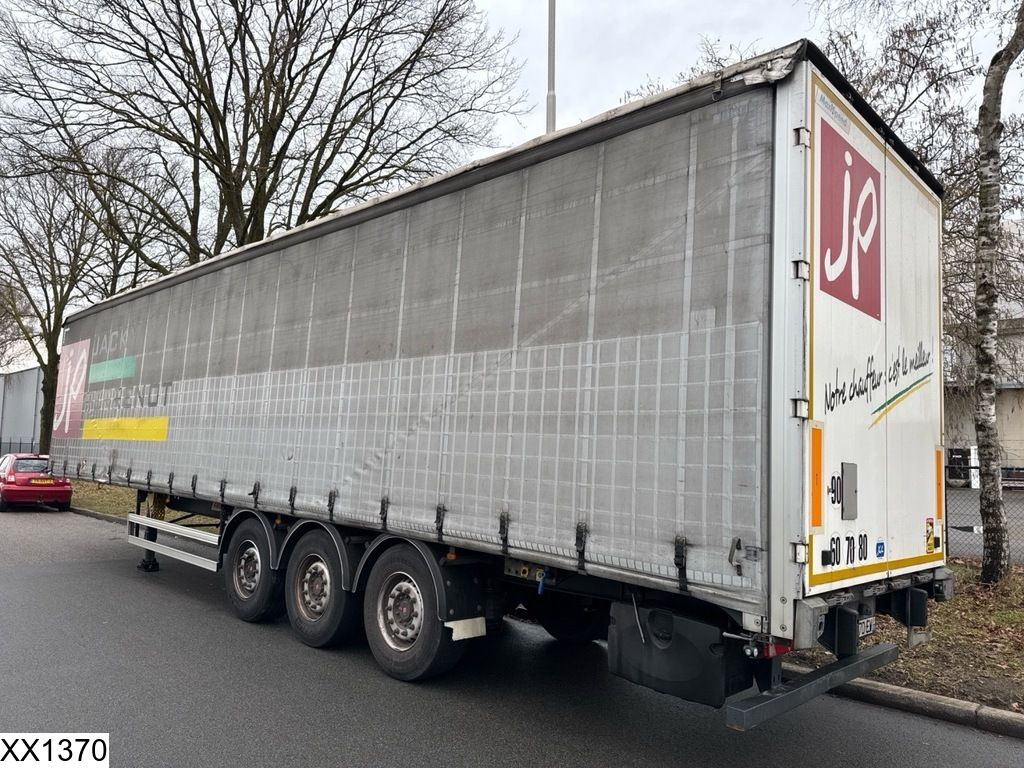 Fruehauf Tautliner Lift axle