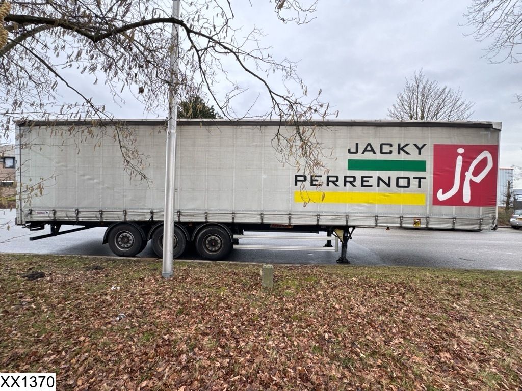 Fruehauf Tautliner Lift axle