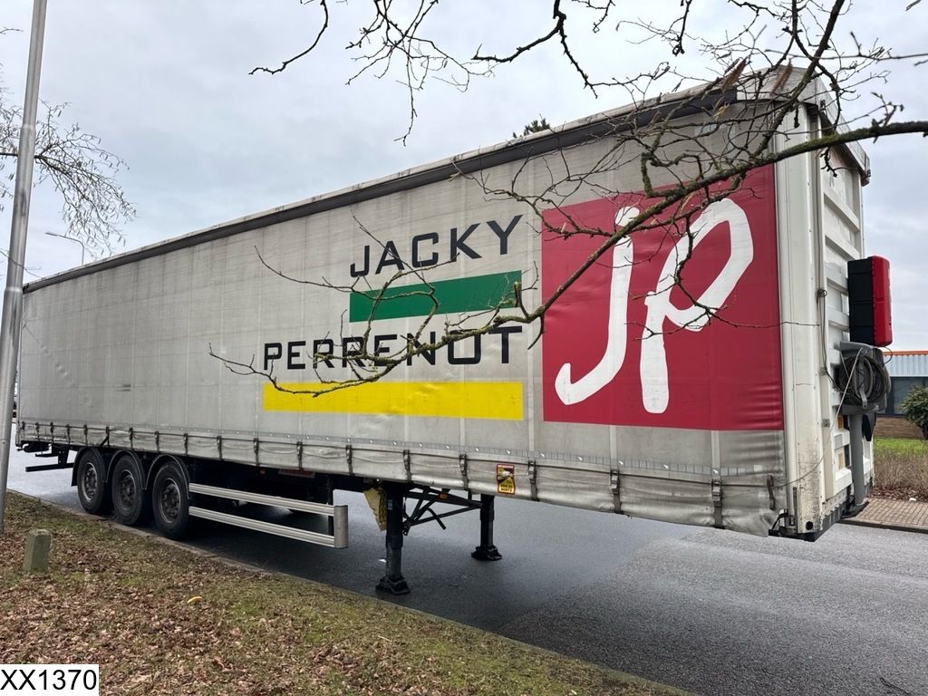 Fruehauf Tautliner Lift axle