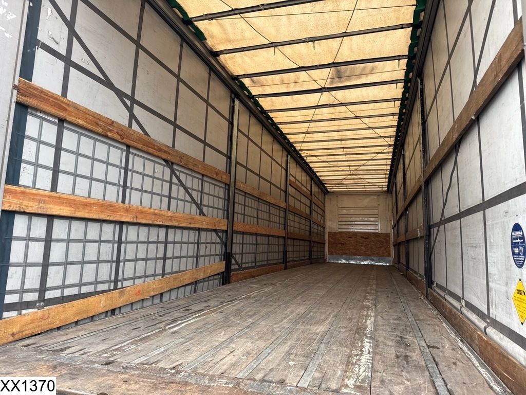 Fruehauf Tautliner Lift axle