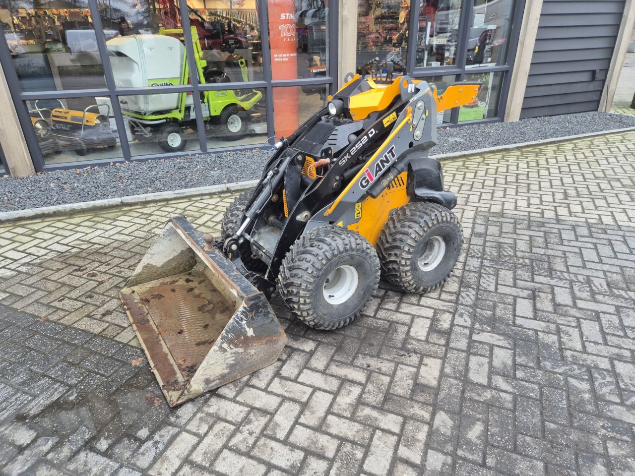Gebruikte GIANT SK252D skidsteer met gewicht van 1005 kgs