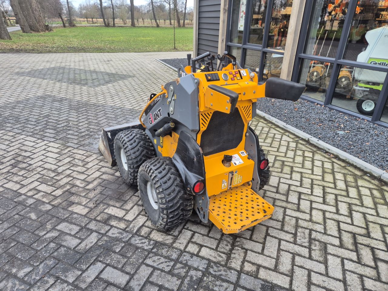 Gebruikte GIANT SK252D skidsteer met gewicht van 1005 kgs