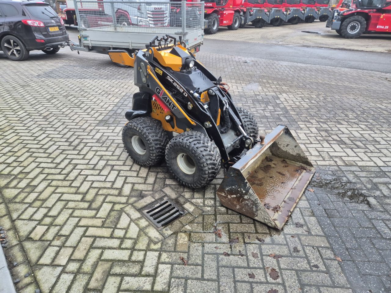 Gebruikte GIANT SK252D skidsteer met gewicht van 1005 kgs