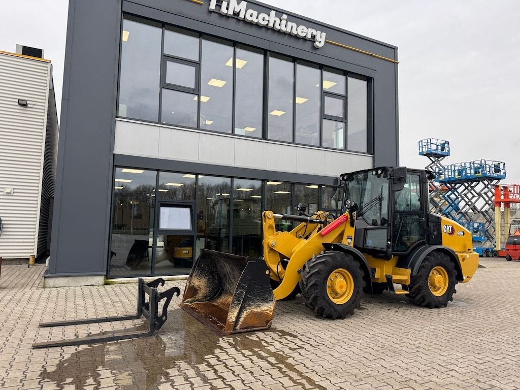 CAT 906 (35km/22mph and A/C)