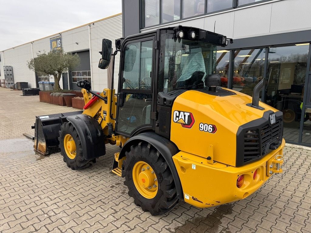 CAT 906 (35km/22mph and A/C)