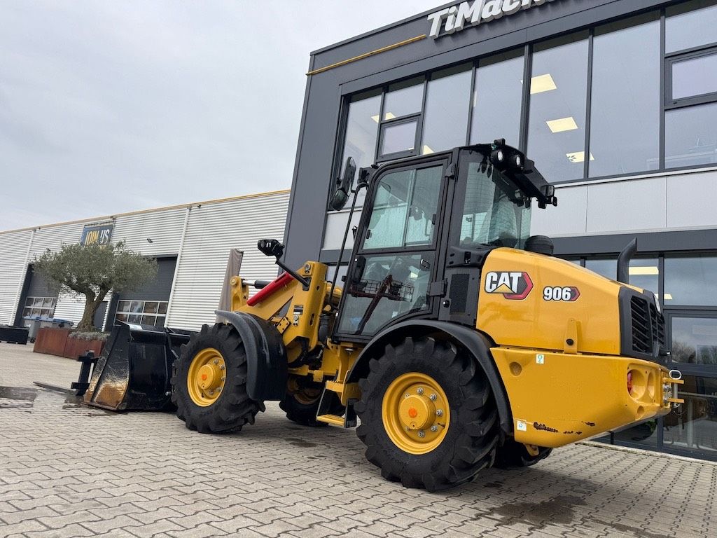 CAT 906 (35km/22mph and A/C)