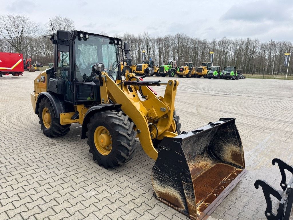 CAT 906 (35km/22mph and A/C)