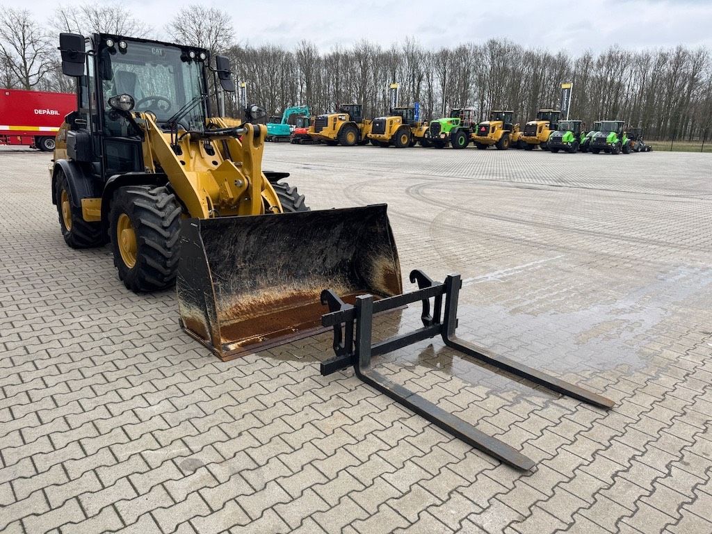 CAT 906 (35km/22mph and A/C)