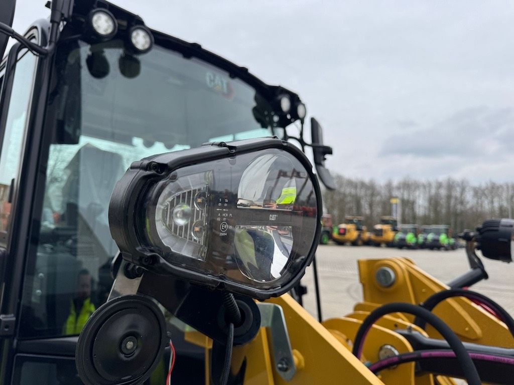 CAT 906 (35km/22mph and A/C)