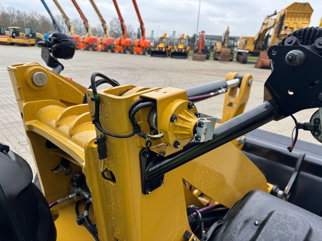 CAT 906 (35km/22mph and A/C)