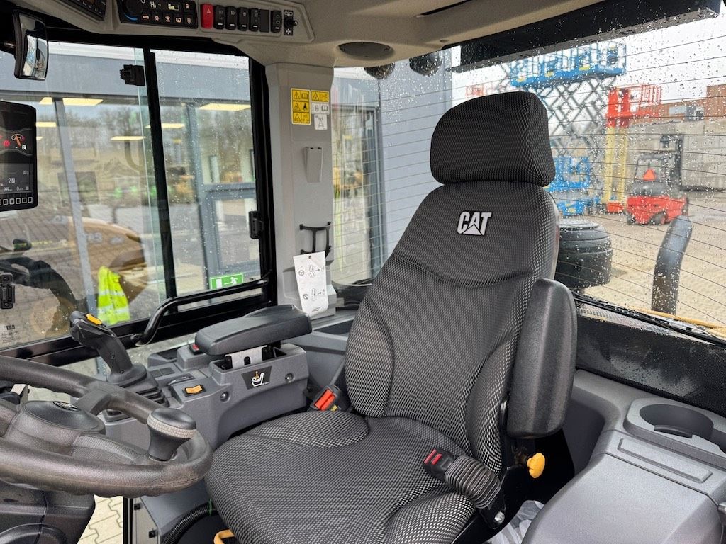 CAT 906 (35km/22mph and A/C)