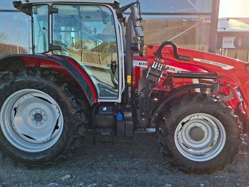 Massey Ferguson 5M.145
