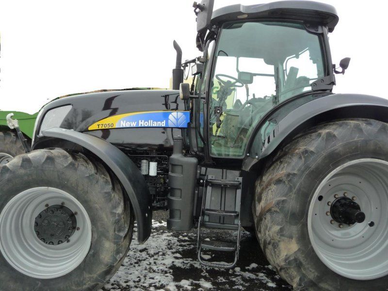 New Holland T7050