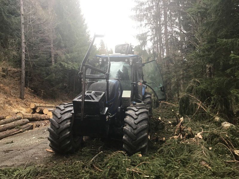 Nisula 500 H mit Valtra T174D