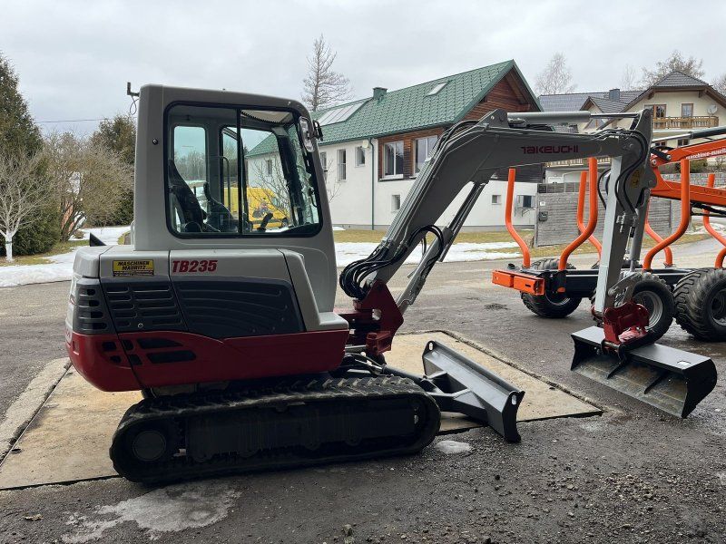 Takeuchi TB 235 mit Powertilt