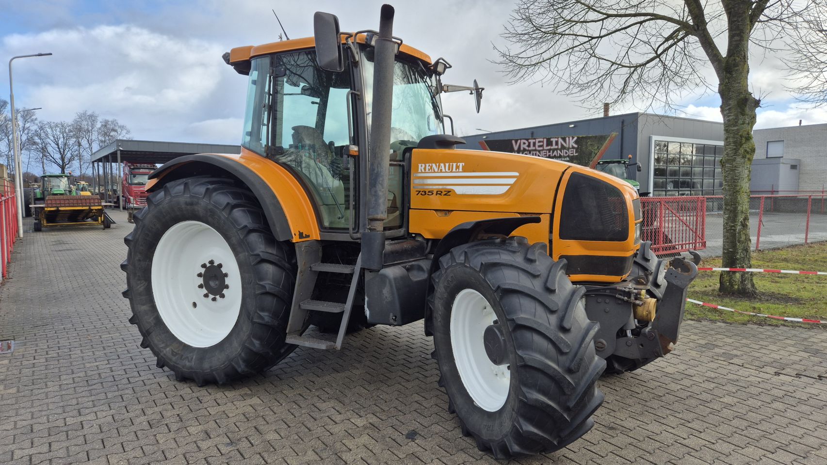 Renault Ares 735 RZ met Fronthef en PTO