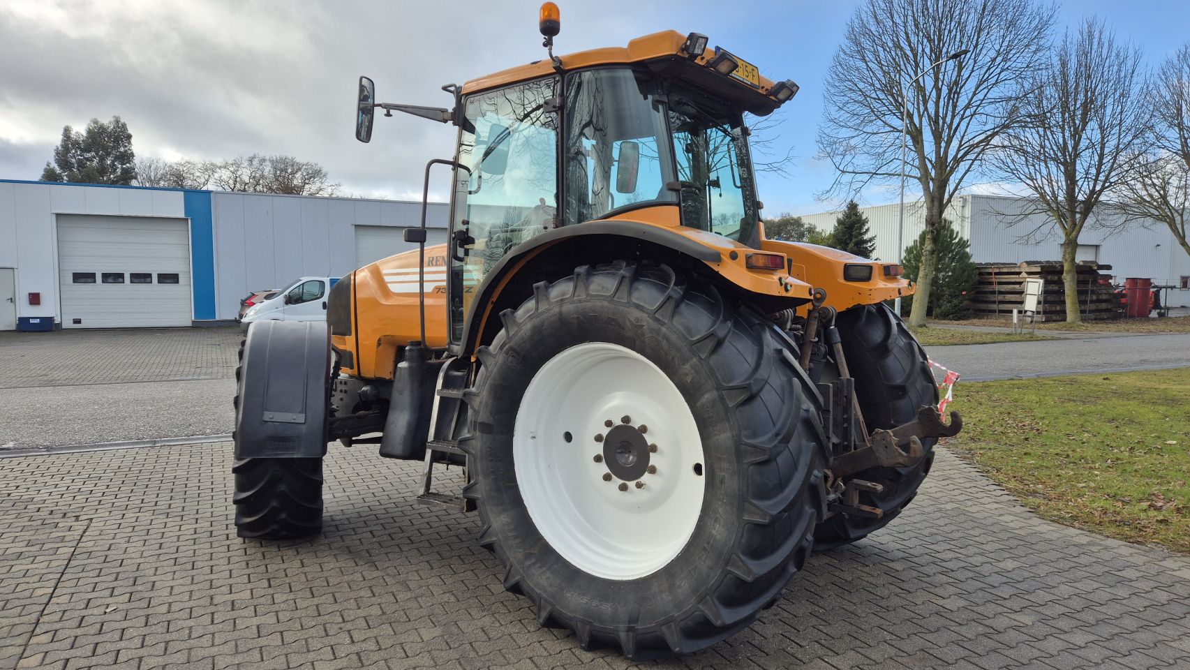 Renault Ares 735 RZ met Fronthef en PTO