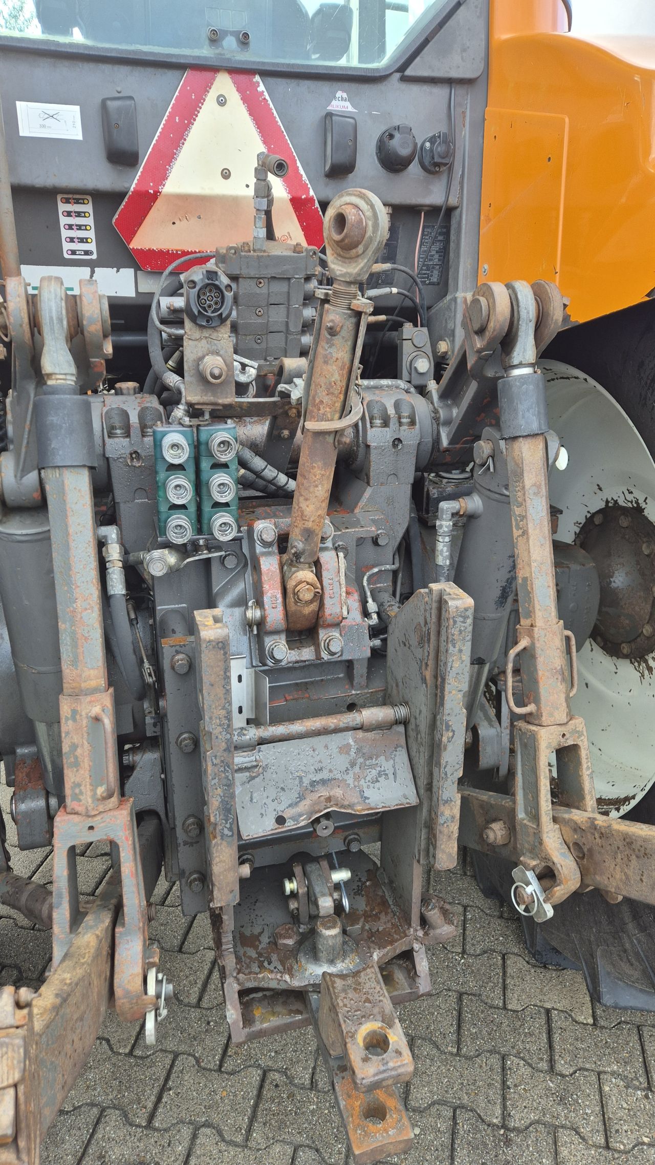 Renault Ares 735 RZ met Fronthef en PTO