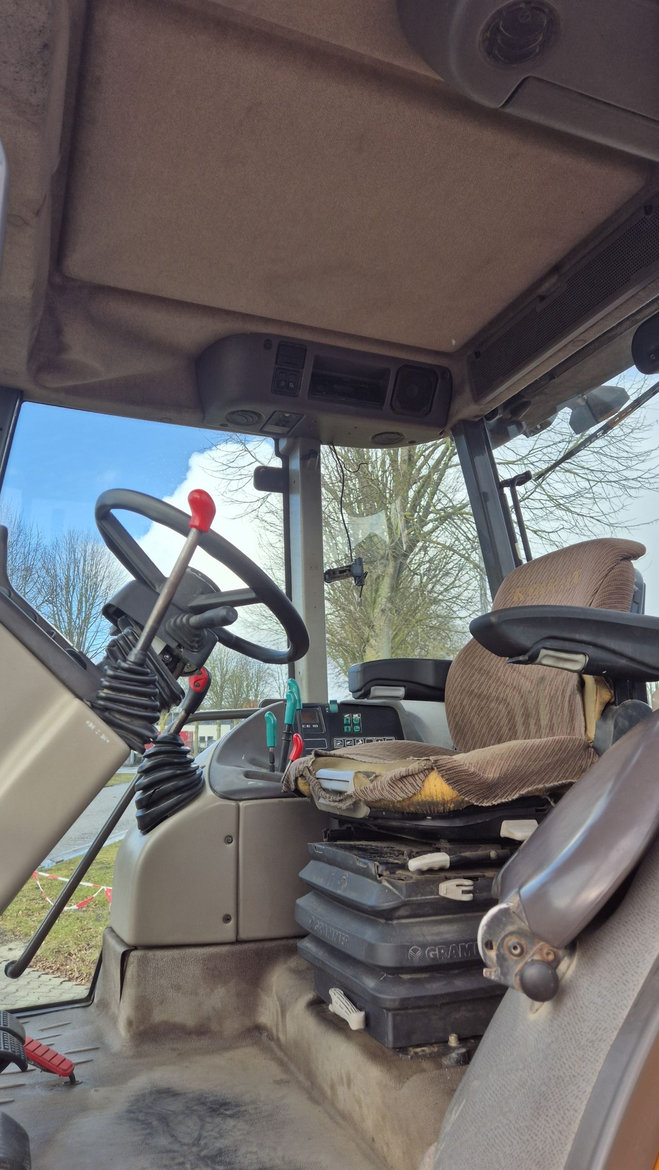 Renault Ares 735 RZ met Fronthef en PTO