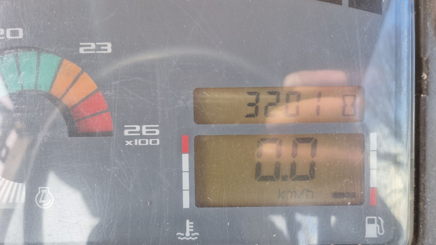 Renault Ares 735 RZ met Fronthef en PTO