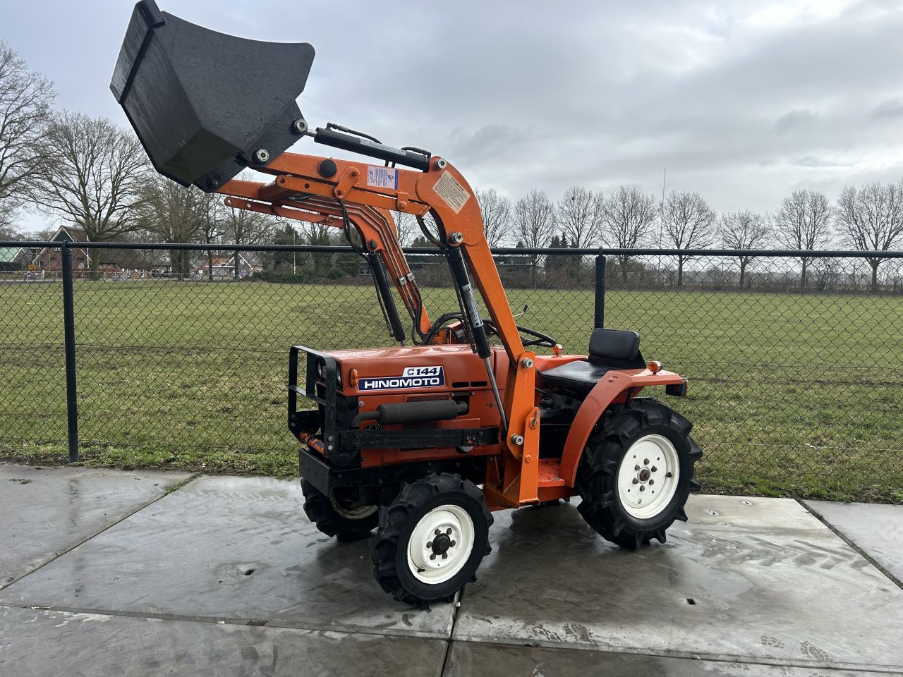 Nette hinomoto c144 met voorlader (MARGE)