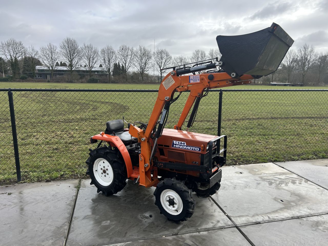 Nette hinomoto c144 met voorlader (MARGE)