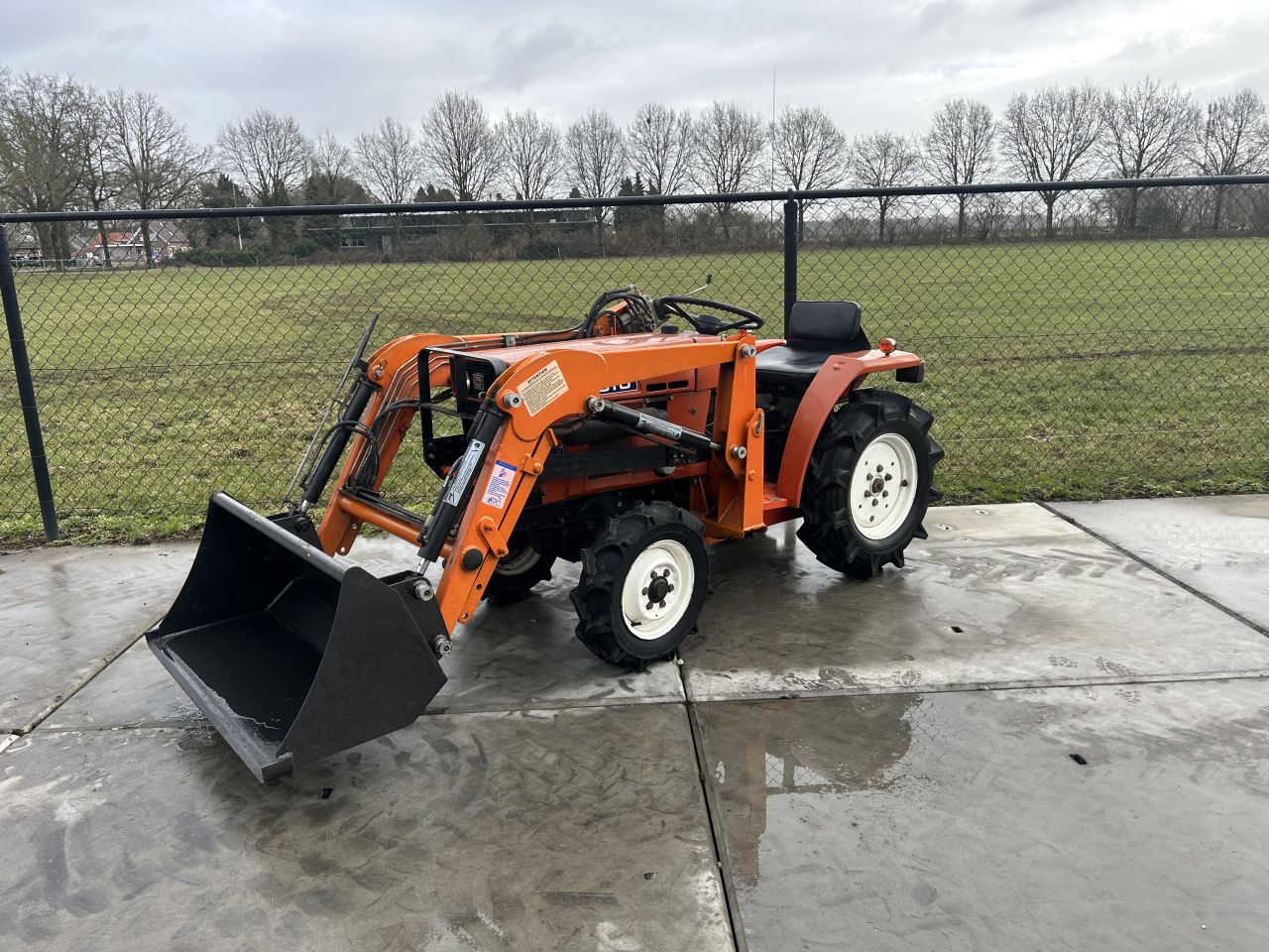 Nette hinomoto c144 met voorlader (MARGE)