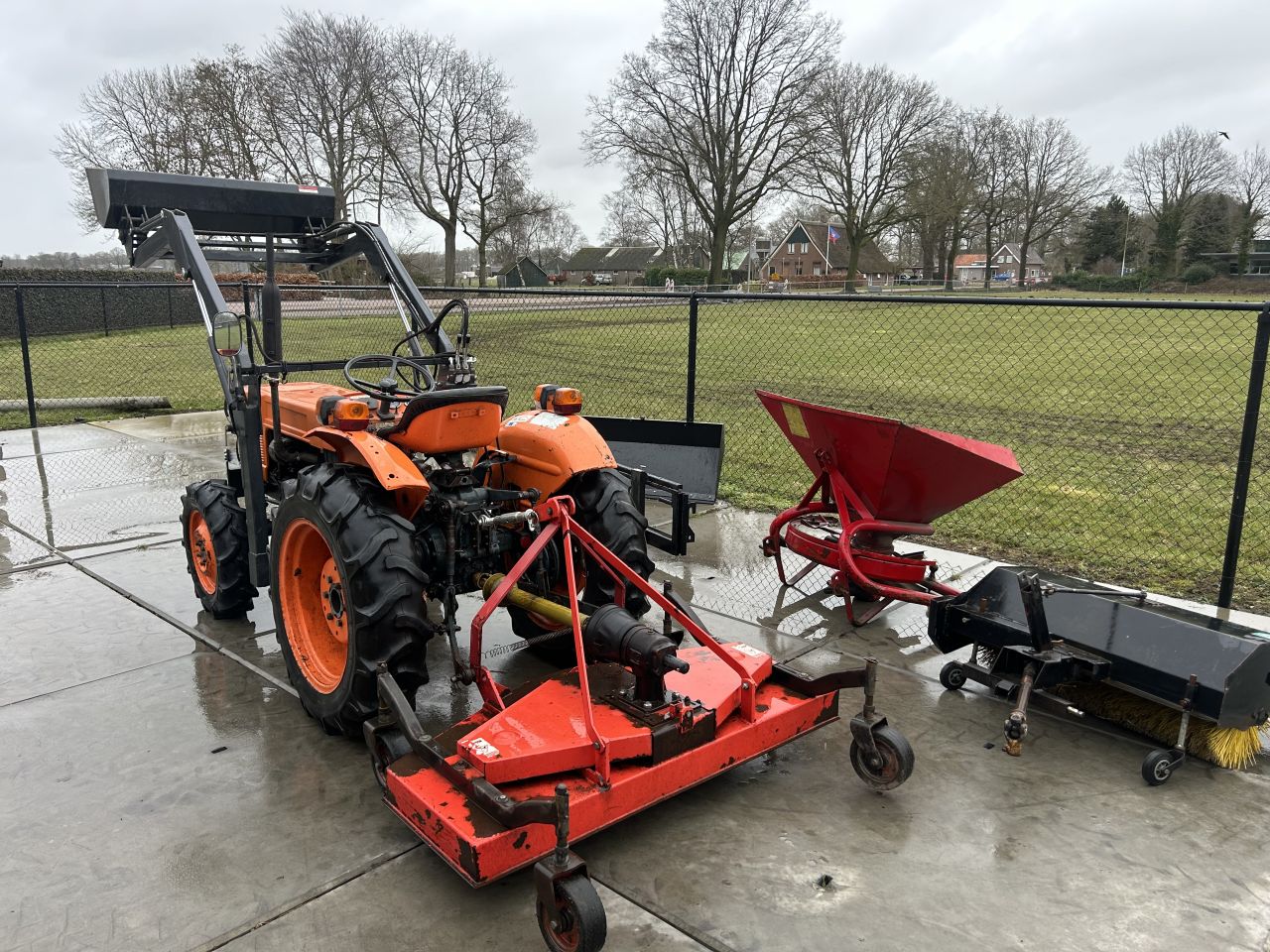 Mooie miditrekker Kubota L 245 DT met werktuigen (MARGE)