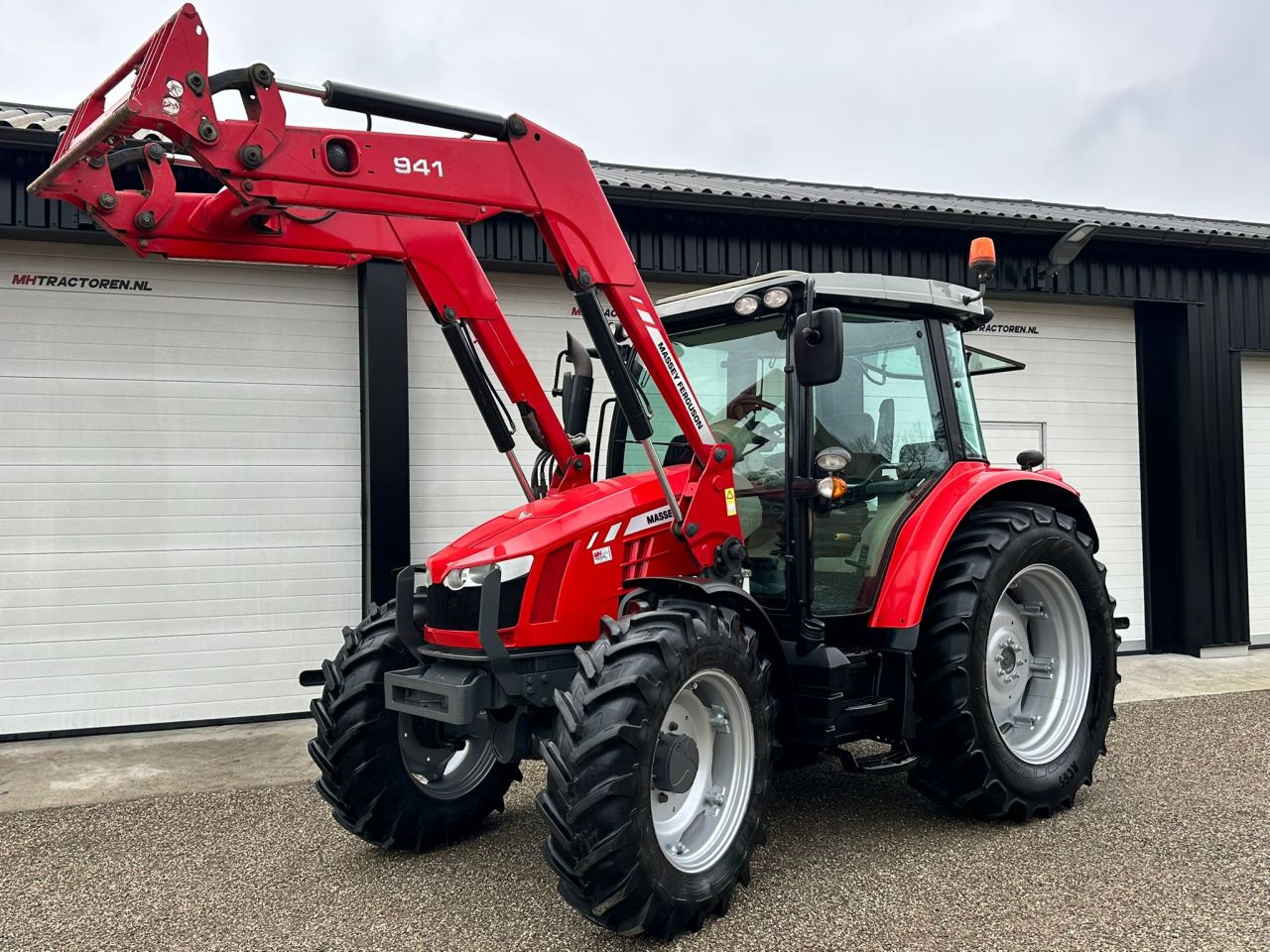 TE KOOP: zeer nette MASSEY FERGUSON 5610