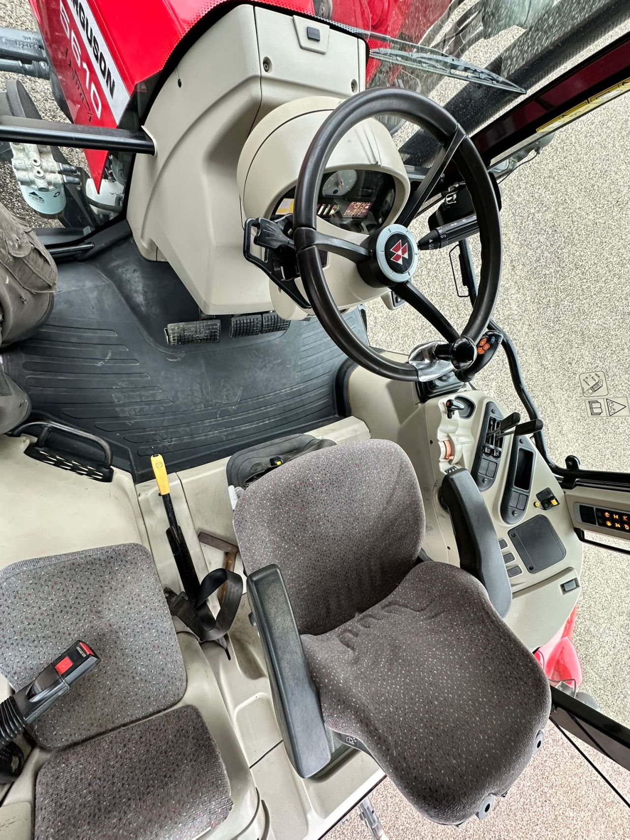 TE KOOP: zeer nette MASSEY FERGUSON 5610