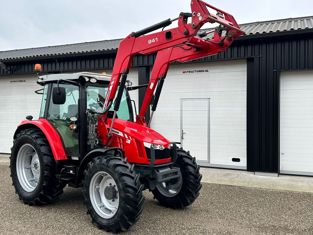 TE KOOP: zeer nette MASSEY FERGUSON 5610