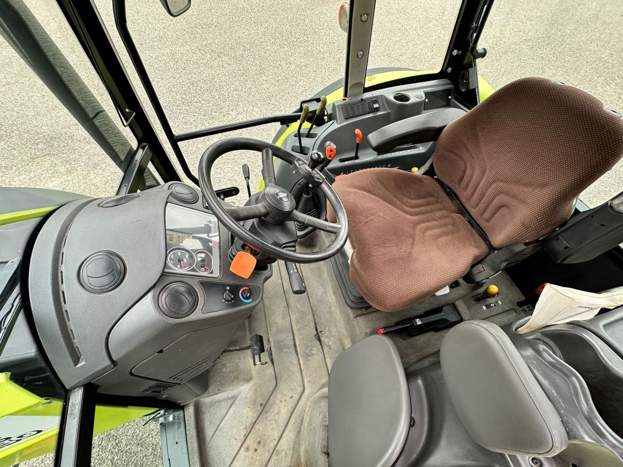 TE KOOP: zeer nette CLAAS AXOS 330