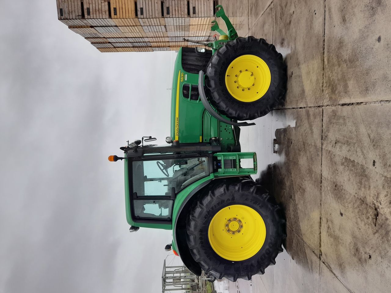 John Deere 6830