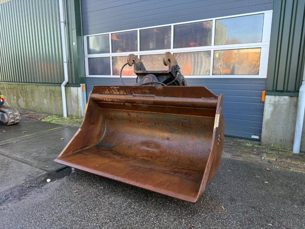 4 Different tiltbucket / kantelbak / Schwenklöffel CW30