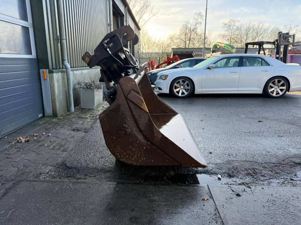 4 Different tiltbucket / kantelbak / Schwenklöffel CW30