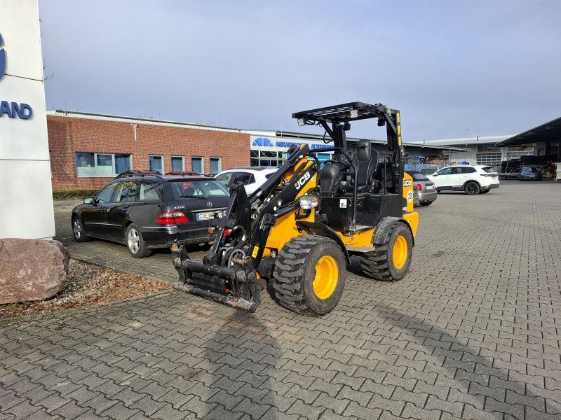 JCB 403 Plus mit Schutzdach