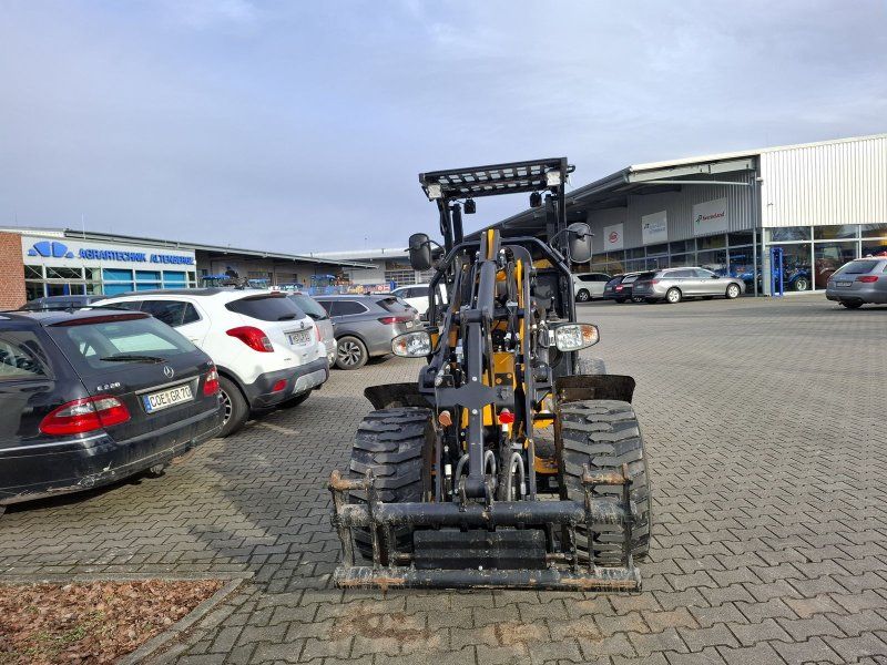JCB 403 Plus mit Schutzdach