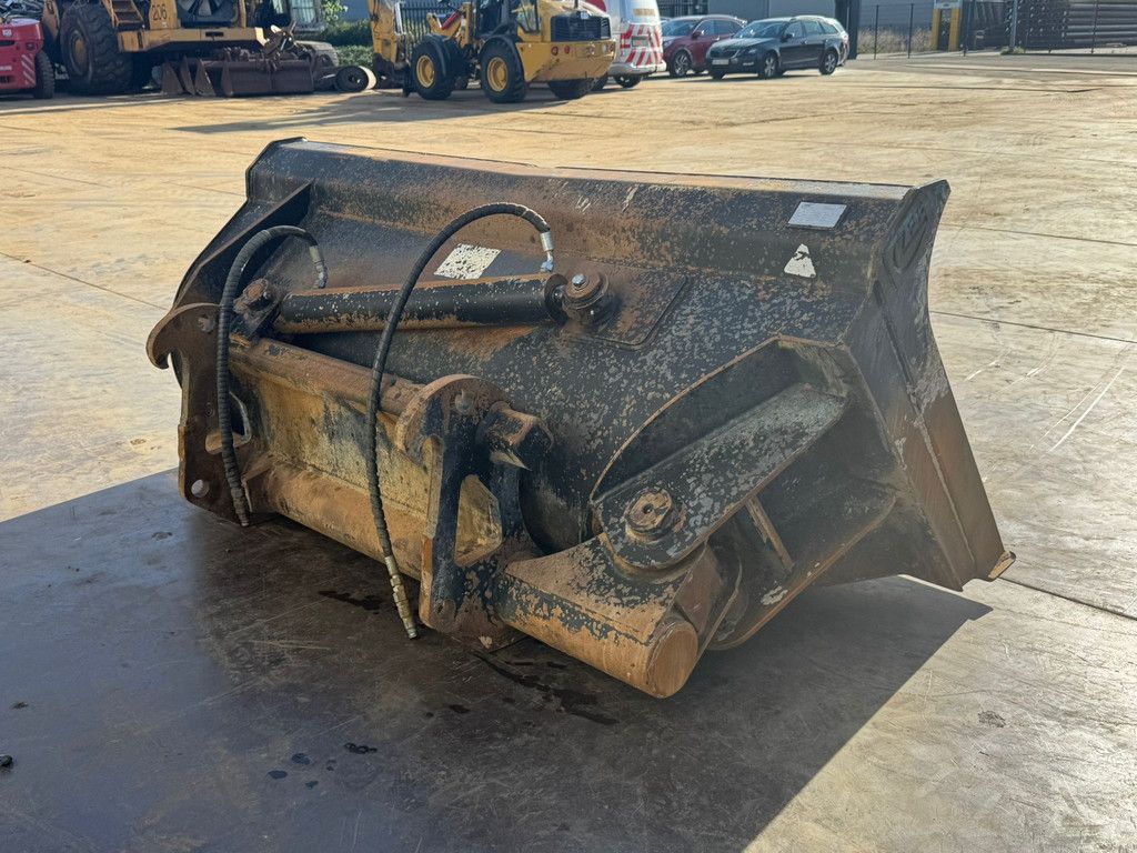 ZFE Side-Tilting bucket for CAT 908 SW