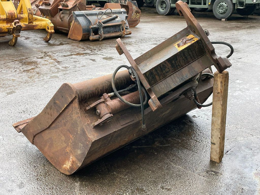 Tilting bucket CW40