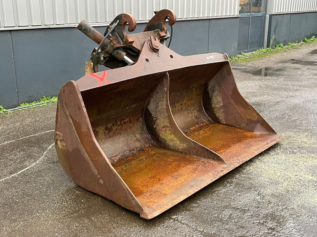 Tilting bucket CW-40