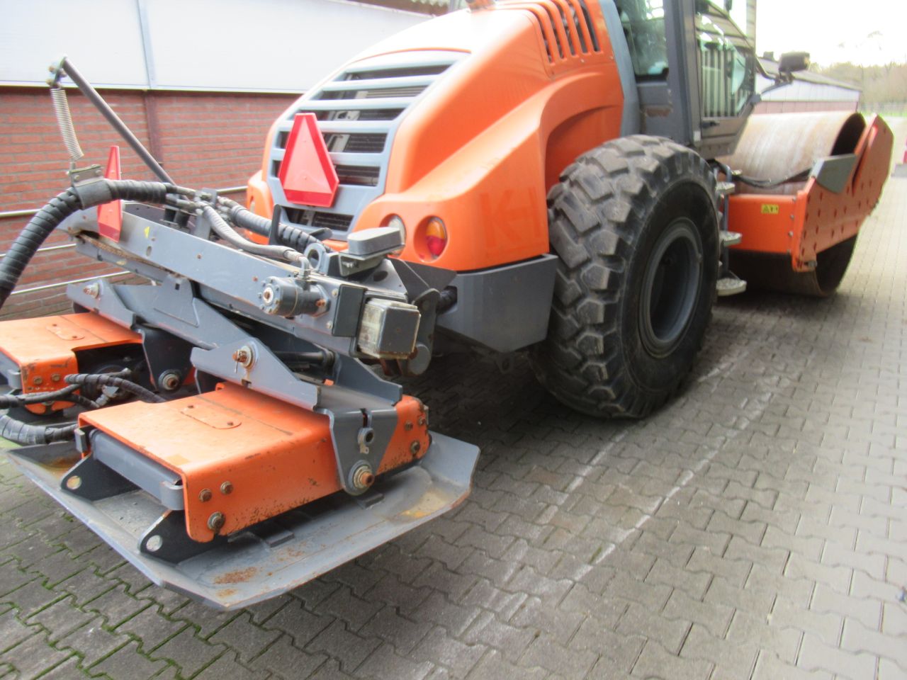 Hamm h13i wals met extra trilplaten achter