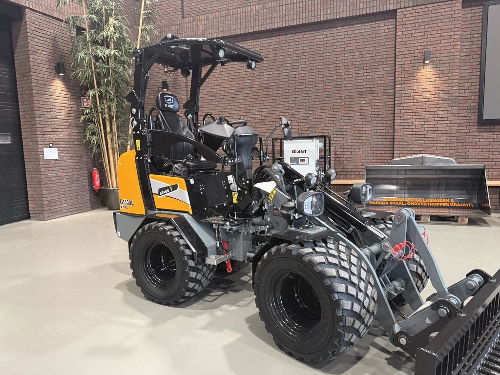 Giant G1500L X-tra minishovel / kniklader FULL OPTIONS €585 LEASE