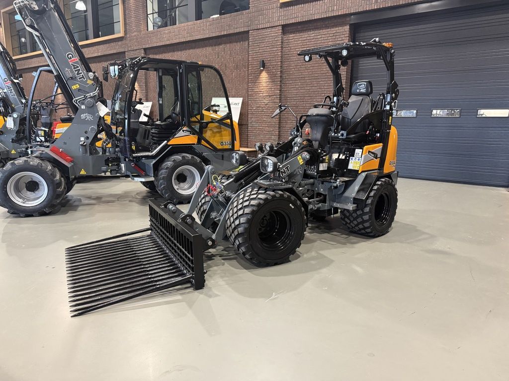 Giant G1500L X-tra minishovel / kniklader FULL OPTIONS €585 LEASE