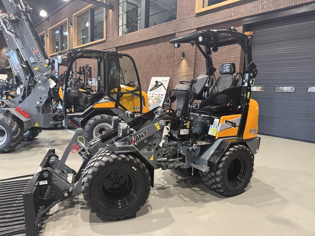 Giant G1500L X-tra minishovel / kniklader FULL OPTIONS €585 LEASE