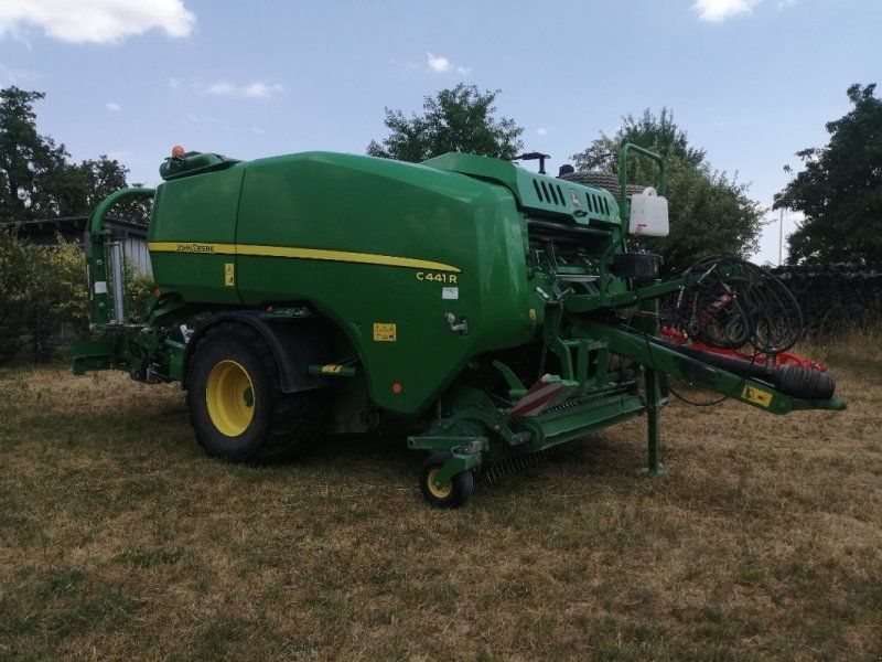 John Deere C441R mit Mantelfolienbindung